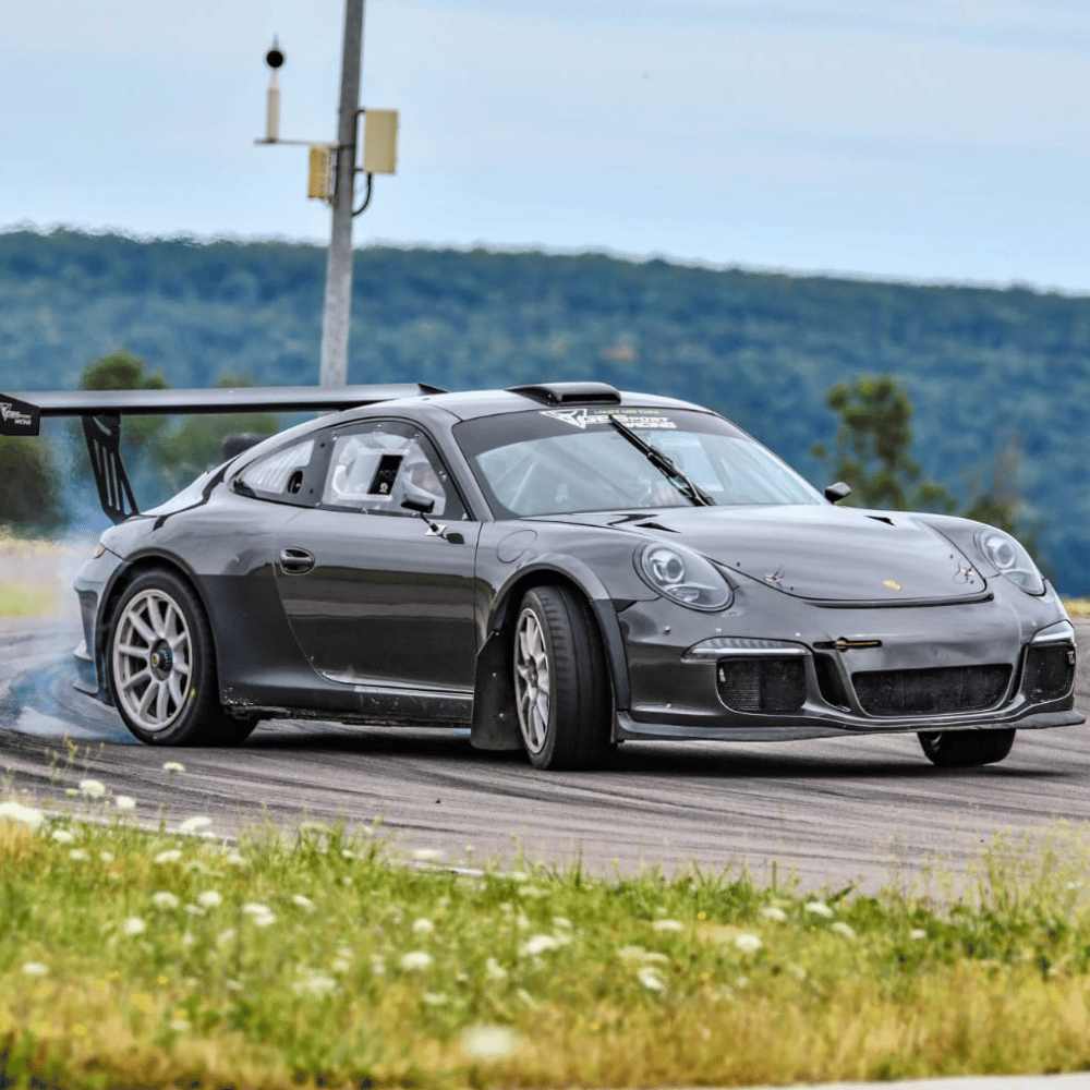 La porsche gt+ de gbsport pendant les baptêmes du team building en bourgogne avec simpulse.