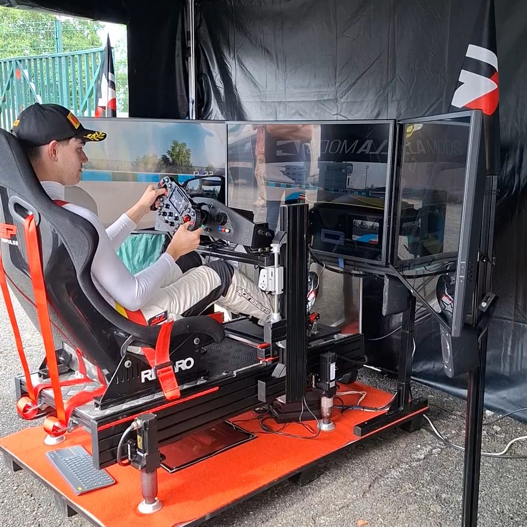 Pilote Toyota Supra GT4 Evo 2 s'entraîne sur le simulateur de simpulse.