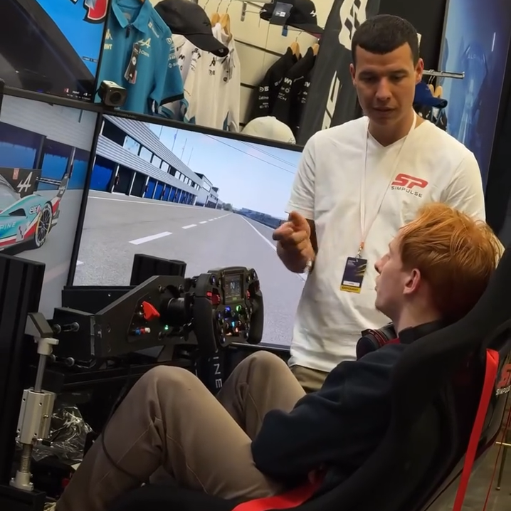 Charles Milesi sur le simulateur Alpine de SimPulse lors du Prestige Auto Beaune, avec Alpine Store Dijon.