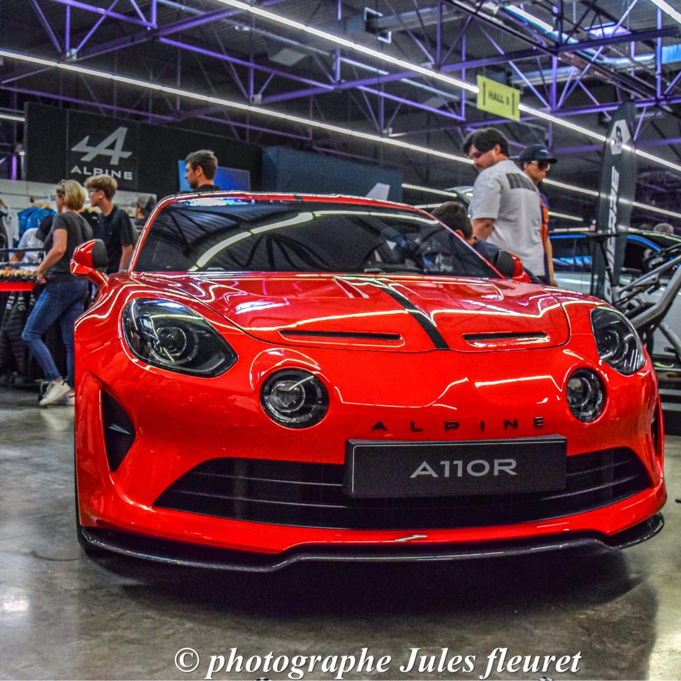 L'alpine A110R sur le stand de l'alpine store dijon lors du prestige auto beaune avec simpulse.