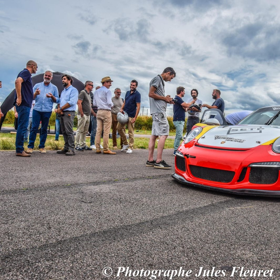 les participants du team building sur circuit organisé par simpulse et gbsport se préparent à rouler.
