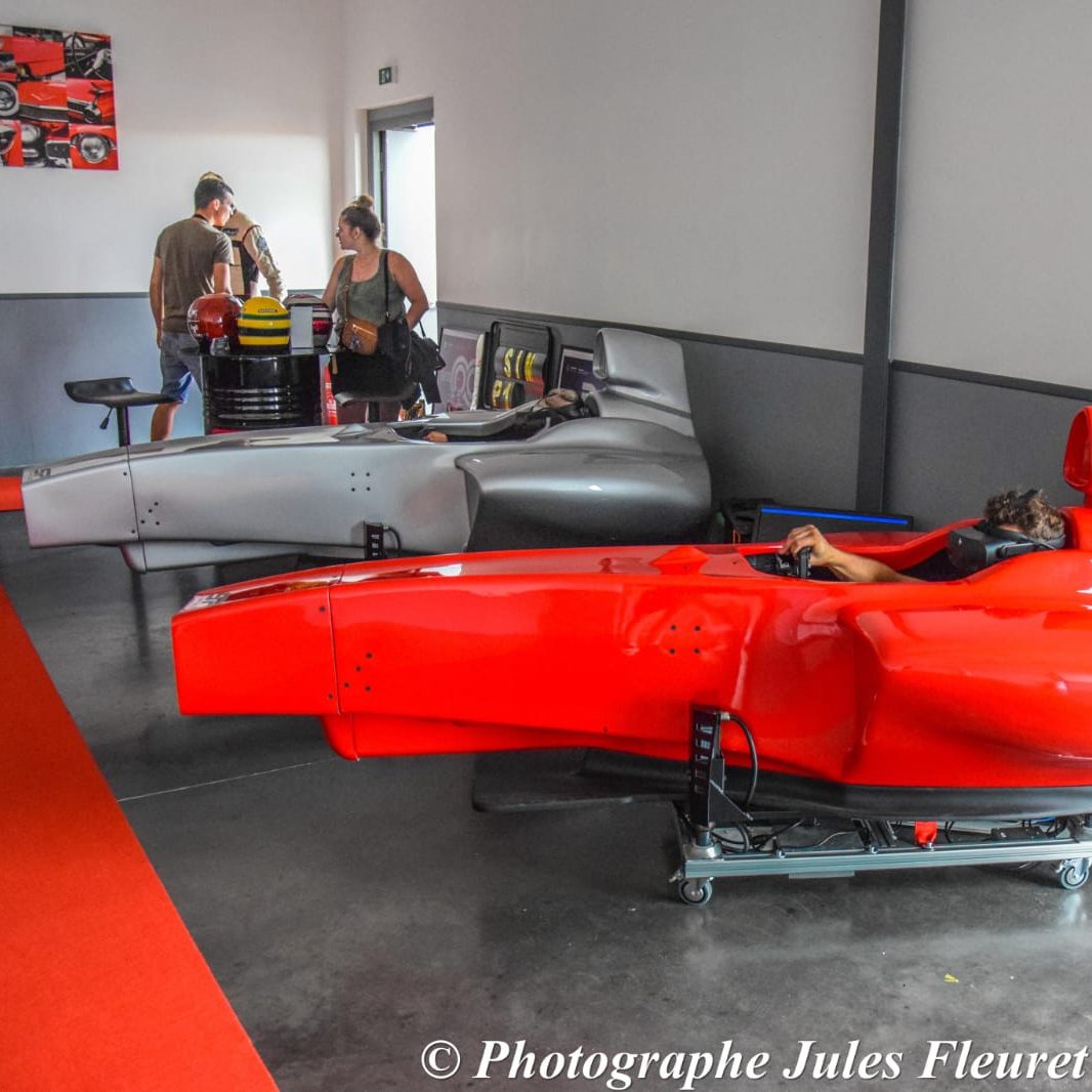 Duel en simulateur F1 pendant le team building organisé par simpulse.