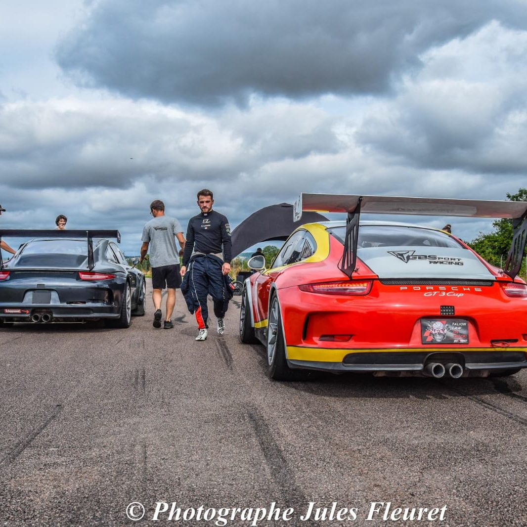 Duel de Porsche GT3 cup lors d'un séminaire sur circuit en Bourgogne.